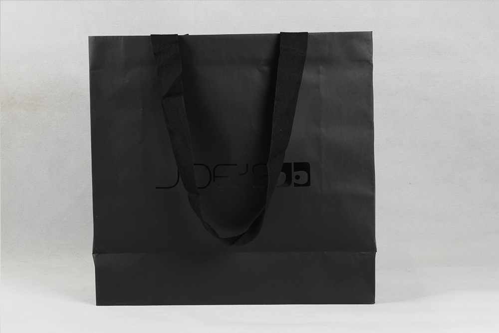 高檔商務(wù)型銅版服裝紙袋定制 高檔商務(wù)型銅版服裝紙袋定制